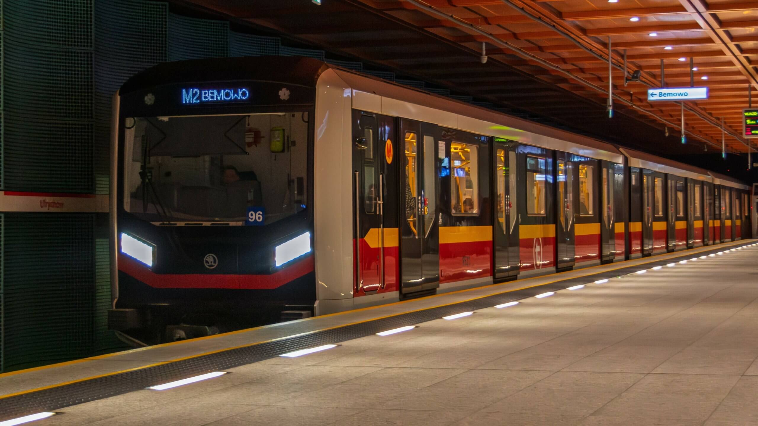 Pociąg Škoda Varsovia linii M2 na stacji metra Ulrychów w Warszawie