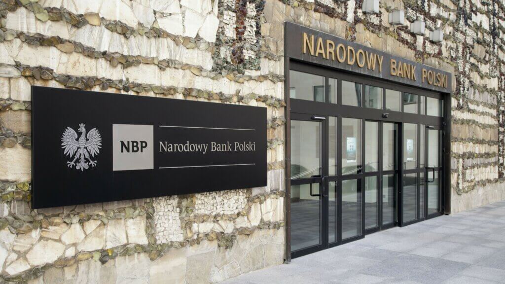 Wejście do siedziby Narodowego Banku Polskiego z widocznym logo NBP