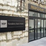 Wejście do siedziby Narodowego Banku Polskiego z widocznym logo NBP