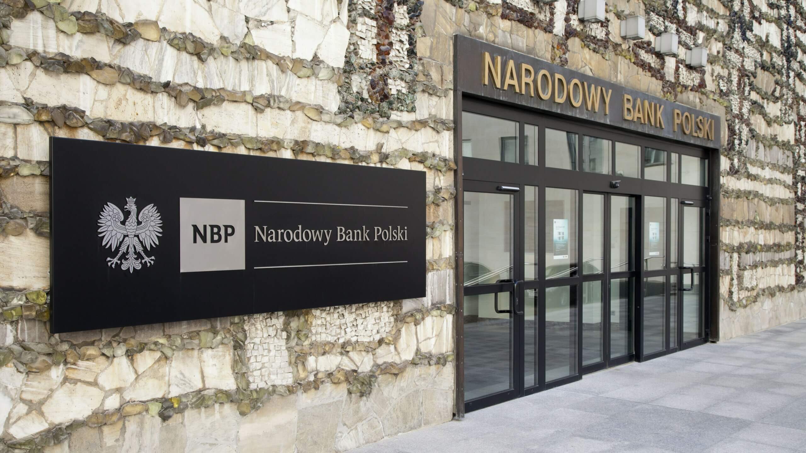 Wejście do siedziby Narodowego Banku Polskiego z widocznym logo NBP