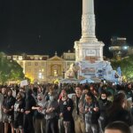 Protestujący na placu Rossio w Lizbonie podczas europejskiej fali demonstracji w październiku 2026 roku