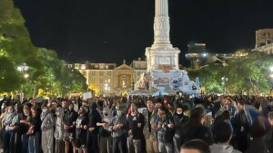Protestujący na placu Rossio w Lizbonie podczas europejskiej fali demonstracji w październiku 2026 roku