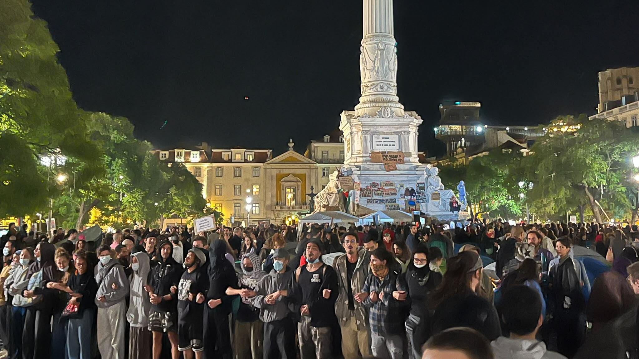 Protestujący na placu Rossio w Lizbonie podczas europejskiej fali demonstracji w październiku 2026 roku