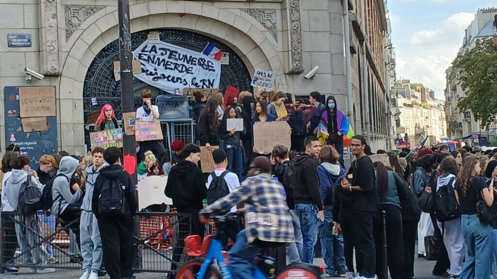 Francuscy licealiści protestują przed Lycée Jules-Ferry w Paryżu 1 października 2026 roku
