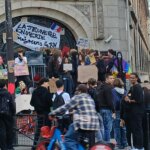Francuscy licealiści protestują przed Lycée Jules-Ferry w Paryżu 1 października 2026 roku