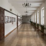 Korytarz polskiego liceum w Warszawie – ilustracja artykułu o bezpieczeństwie i radykalizacji młodzieży