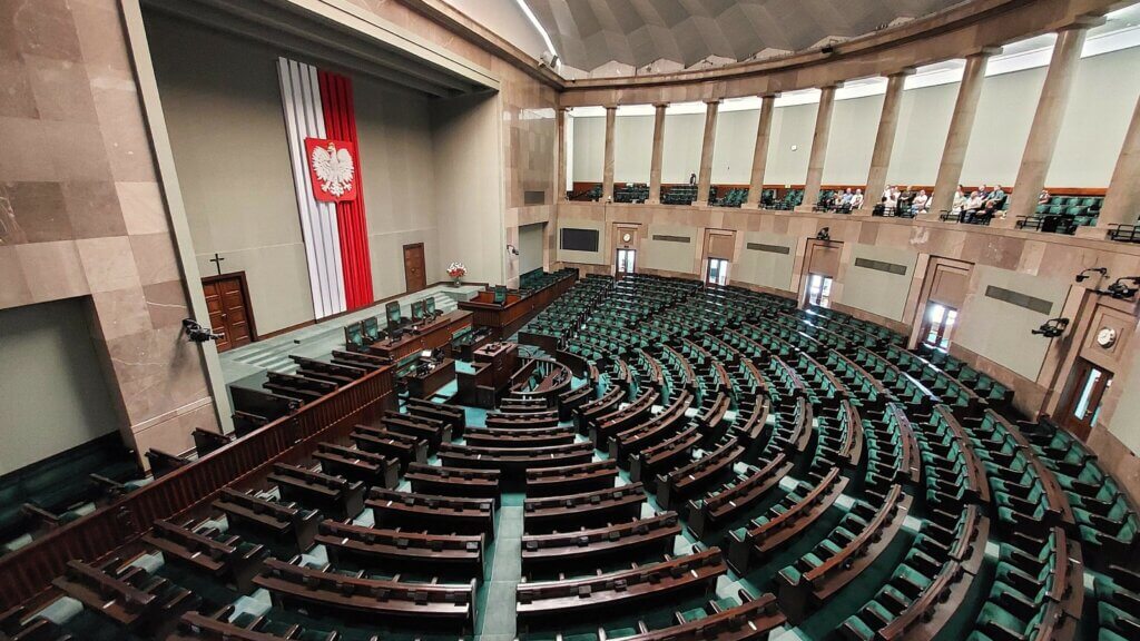 Sala Posiedzeń Sejmu RP – artykuł o propozycji dwukadencyjności posłów i senatorów
