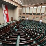 Sala Posiedzeń Sejmu RP – artykuł o propozycji dwukadencyjności posłów i senatorów