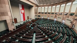 Sala Posiedzeń Sejmu RP – artykuł o propozycji dwukadencyjności posłów i senatorów