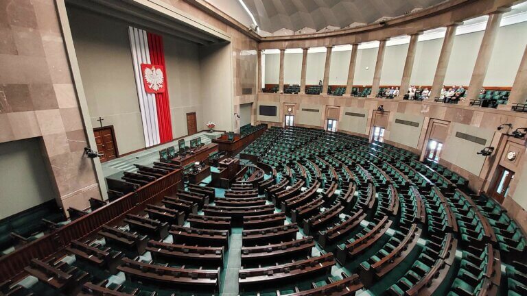 Sala Posiedzeń Sejmu RP – artykuł o propozycji dwukadencyjności posłów i senatorów