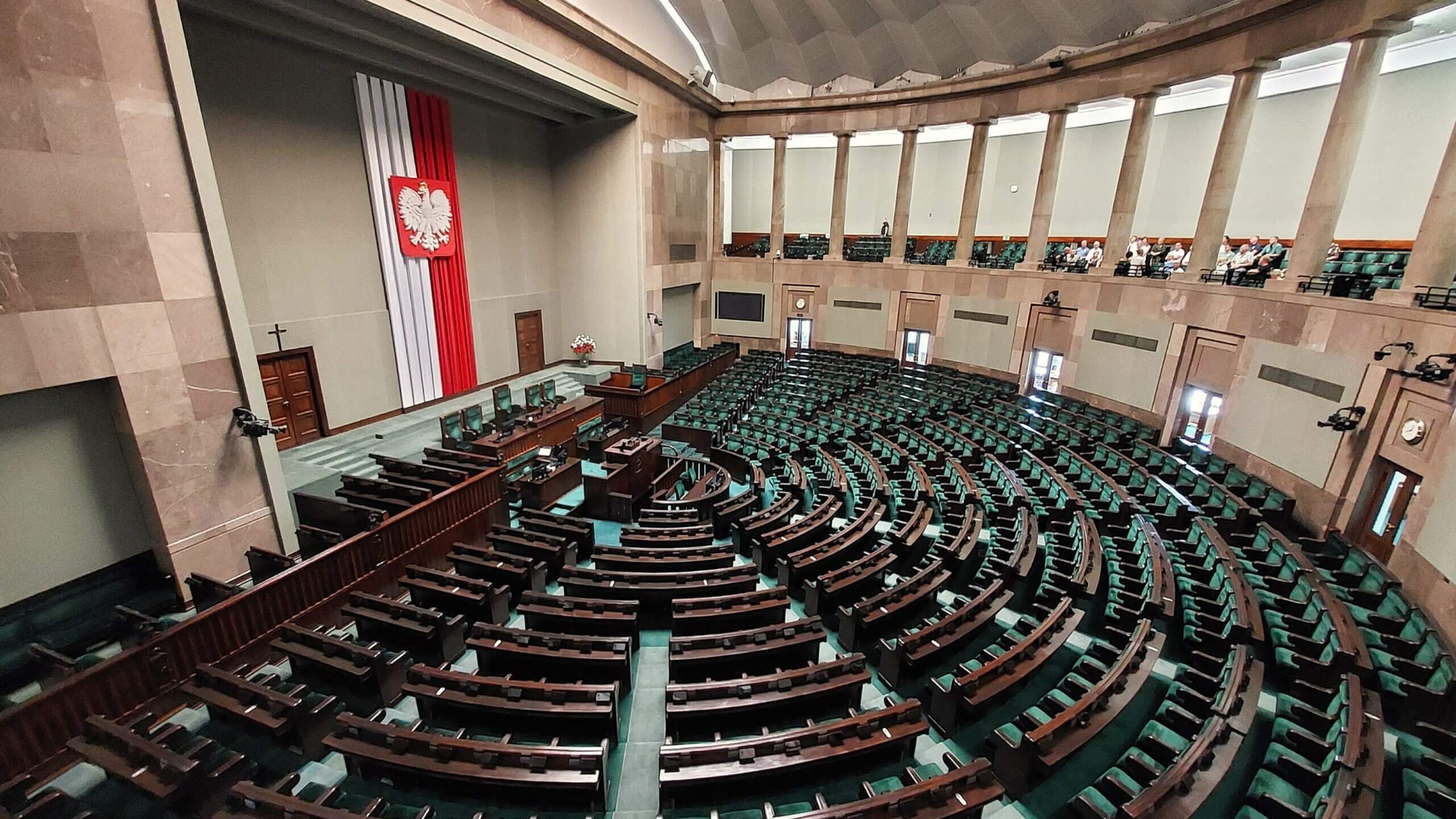 Sala Posiedzeń Sejmu RP – artykuł o propozycji dwukadencyjności posłów i senatorów