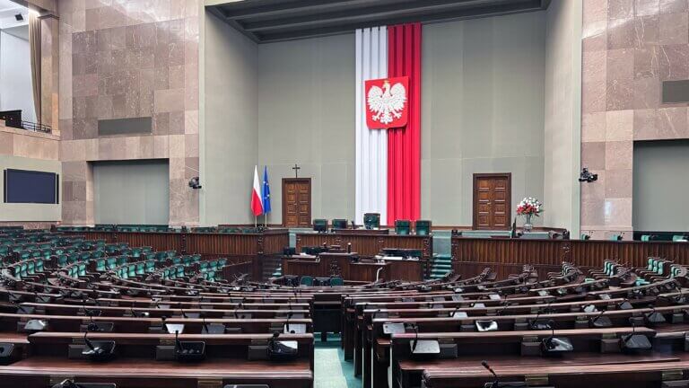 Sala Posiedzeń Sejmu RP – analiza sondaży przed wyborami parlamentarnymi 2027