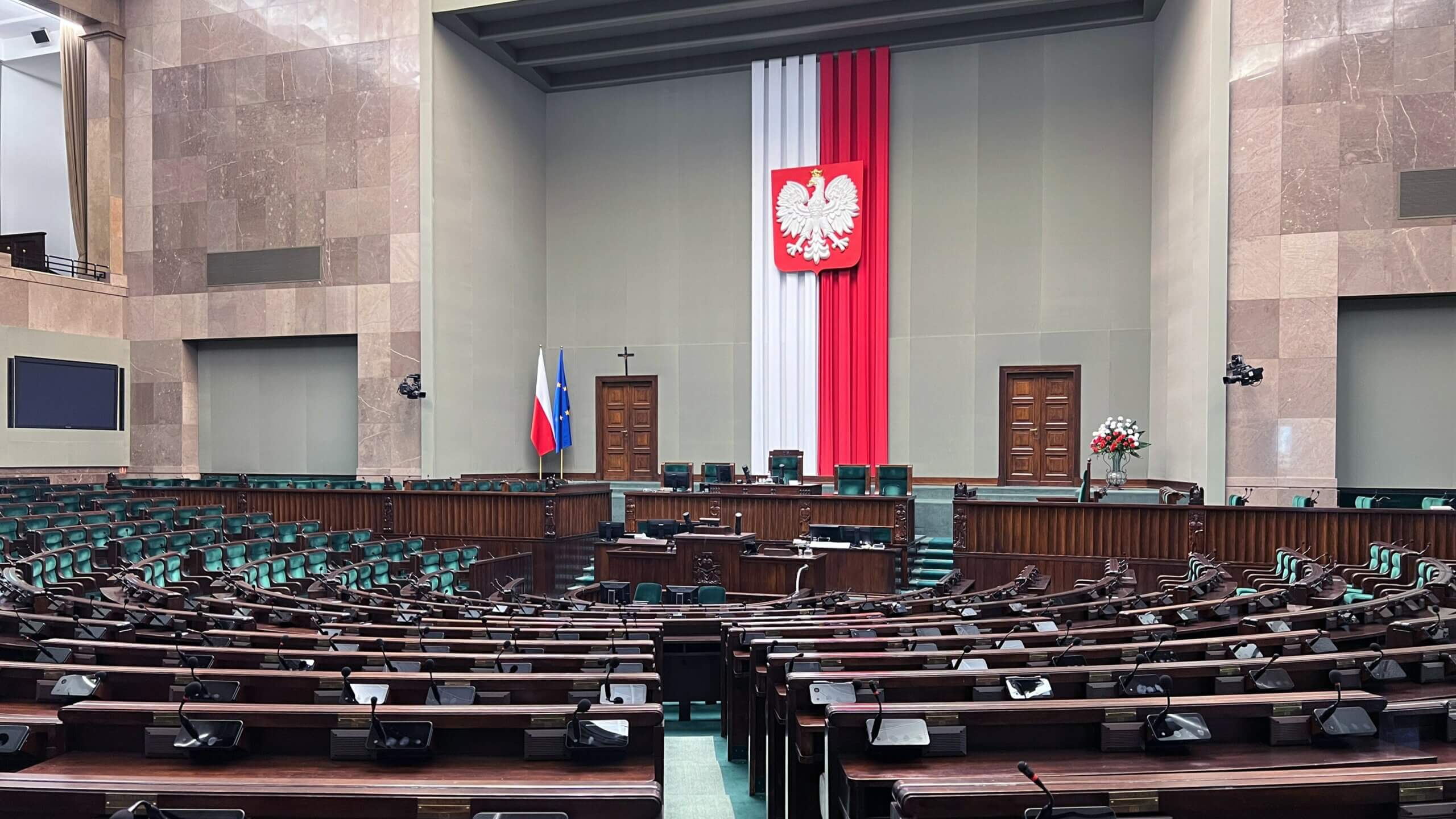 Sala Posiedzeń Sejmu RP – analiza sondaży przed wyborami parlamentarnymi 2027