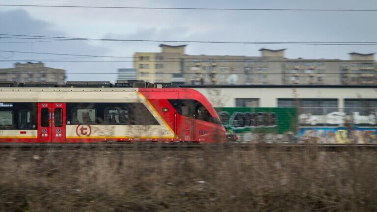 Pociąg SKM Warszawa podczas kursu w stolicy