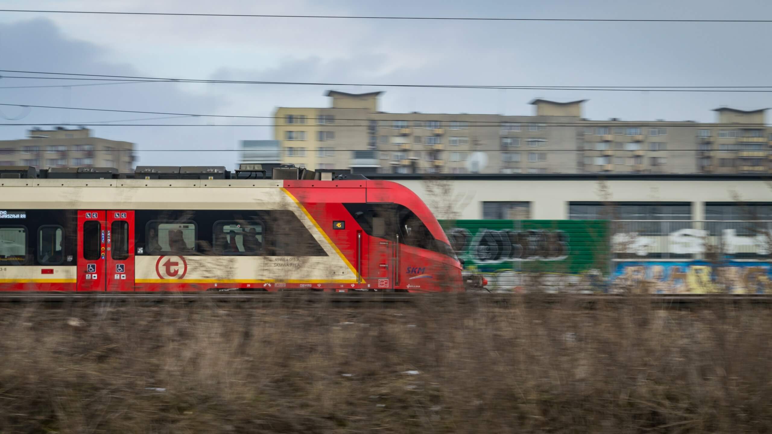 Pociąg SKM Warszawa podczas kursu w stolicy
